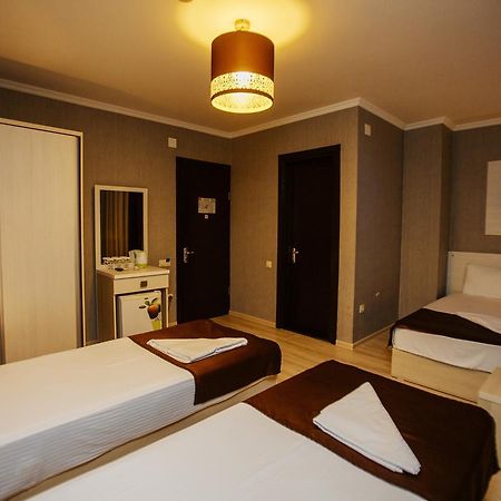Batus Hotel Batoemi Buitenkant foto