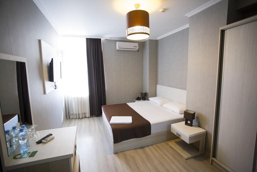 Batus Hotel Batoemi Buitenkant foto