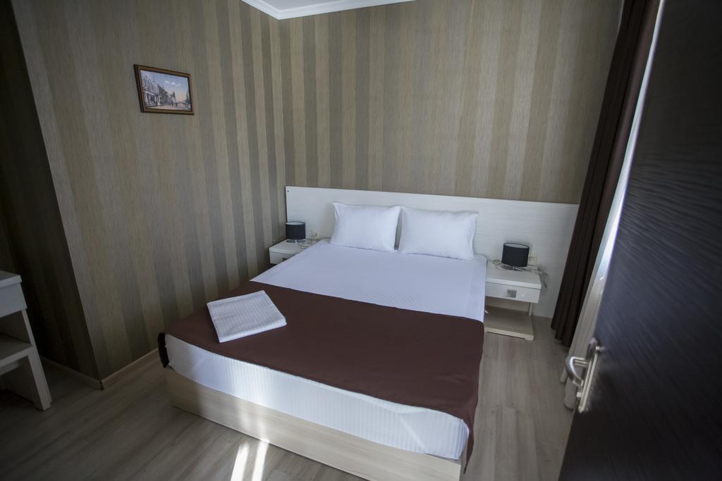 Batus Hotel Batoemi Buitenkant foto