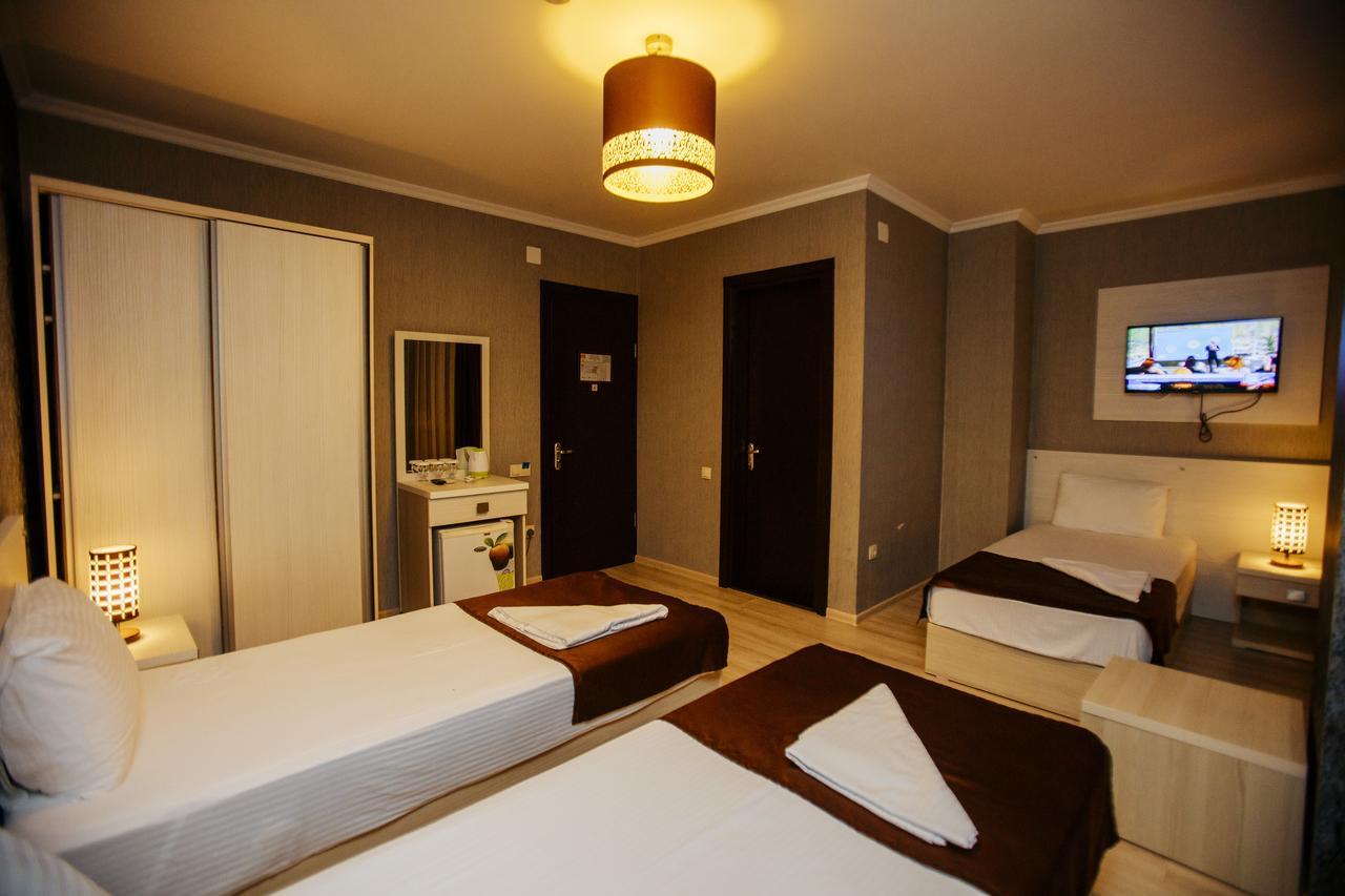 Batus Hotel Batoemi Buitenkant foto