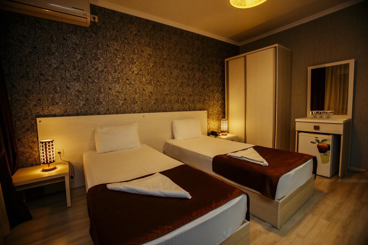 Batus Hotel Batoemi Buitenkant foto