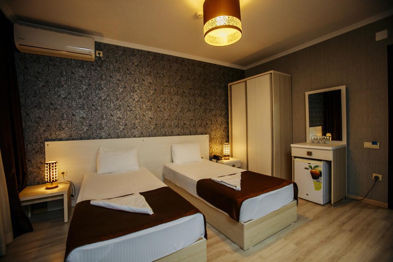 Batus Hotel Batoemi Buitenkant foto