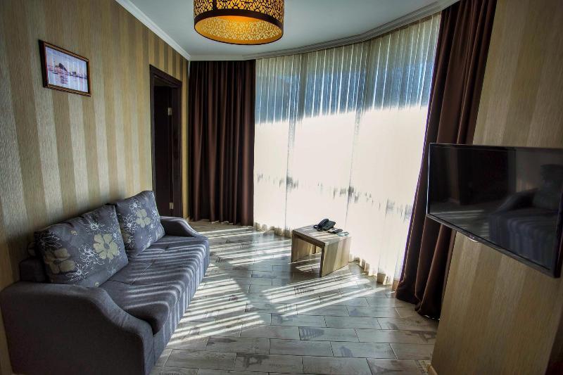 Batus Hotel Batoemi Buitenkant foto