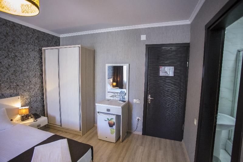 Batus Hotel Batoemi Buitenkant foto